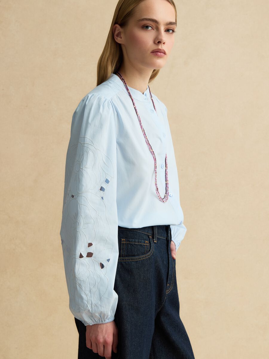 Hellblaues Baumwollhemd im Regular-Fit mit Stickereien_2