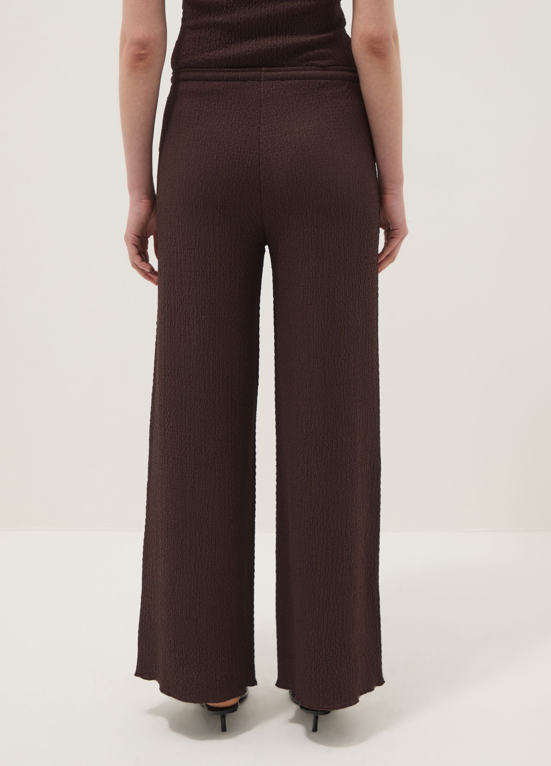 Pantal&oacute;n marr&oacute;n wide leg el&aacute;stico con textura arrugada
