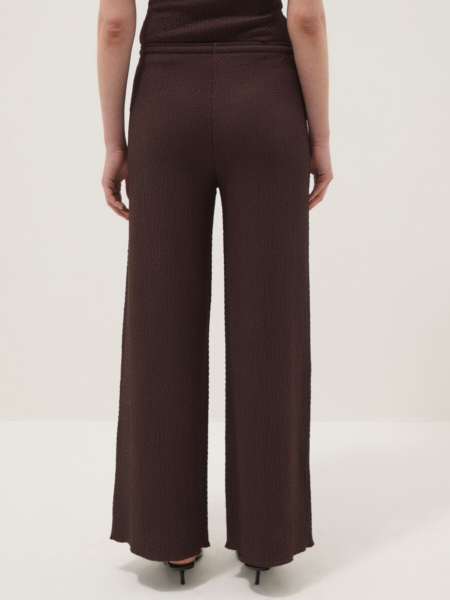 Braune Wide-Leg-Hose aus Stretchstoff mit Crinkle-Textur_2