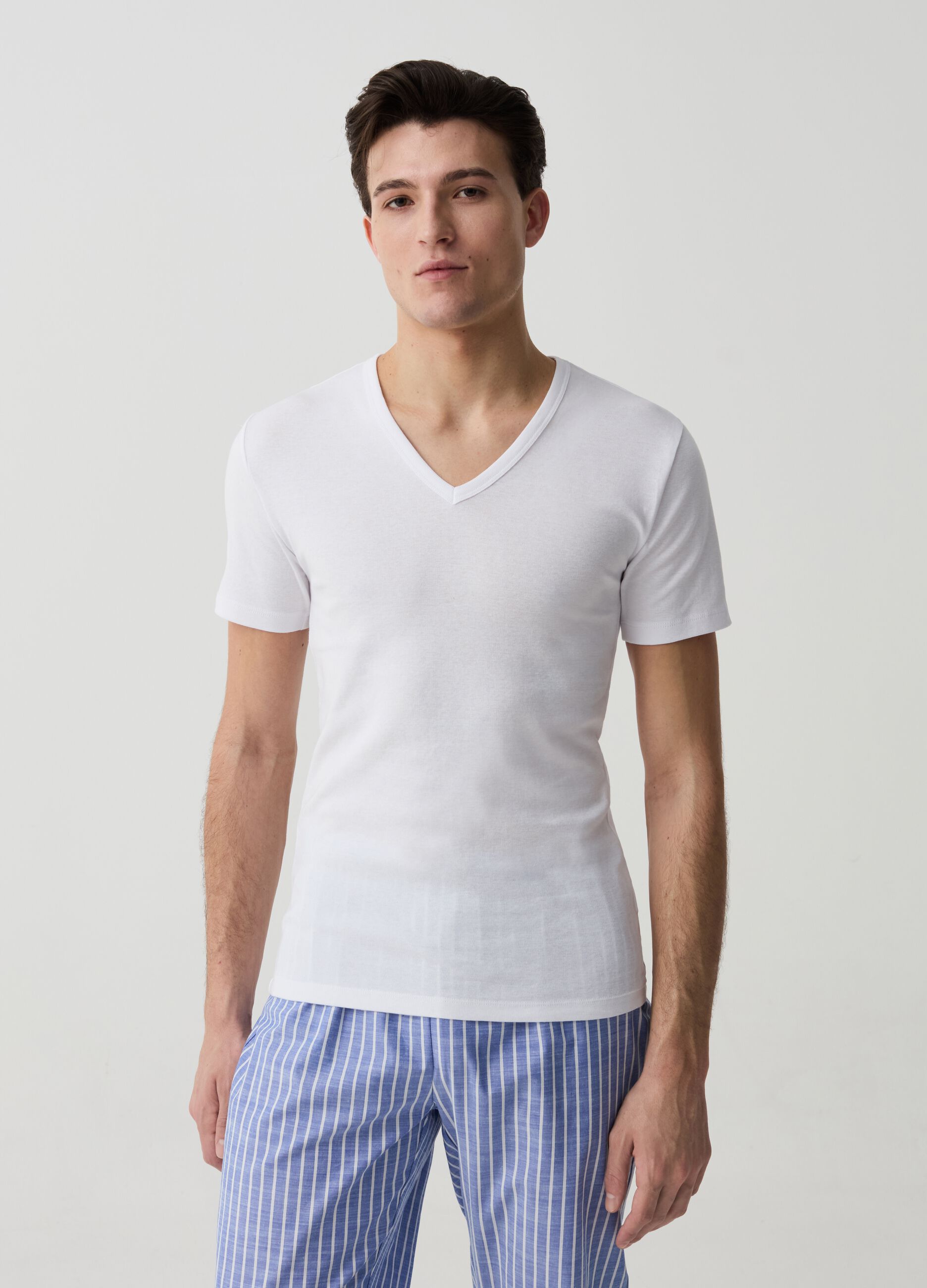 Two-pack undershirts in organic cotton with V neck