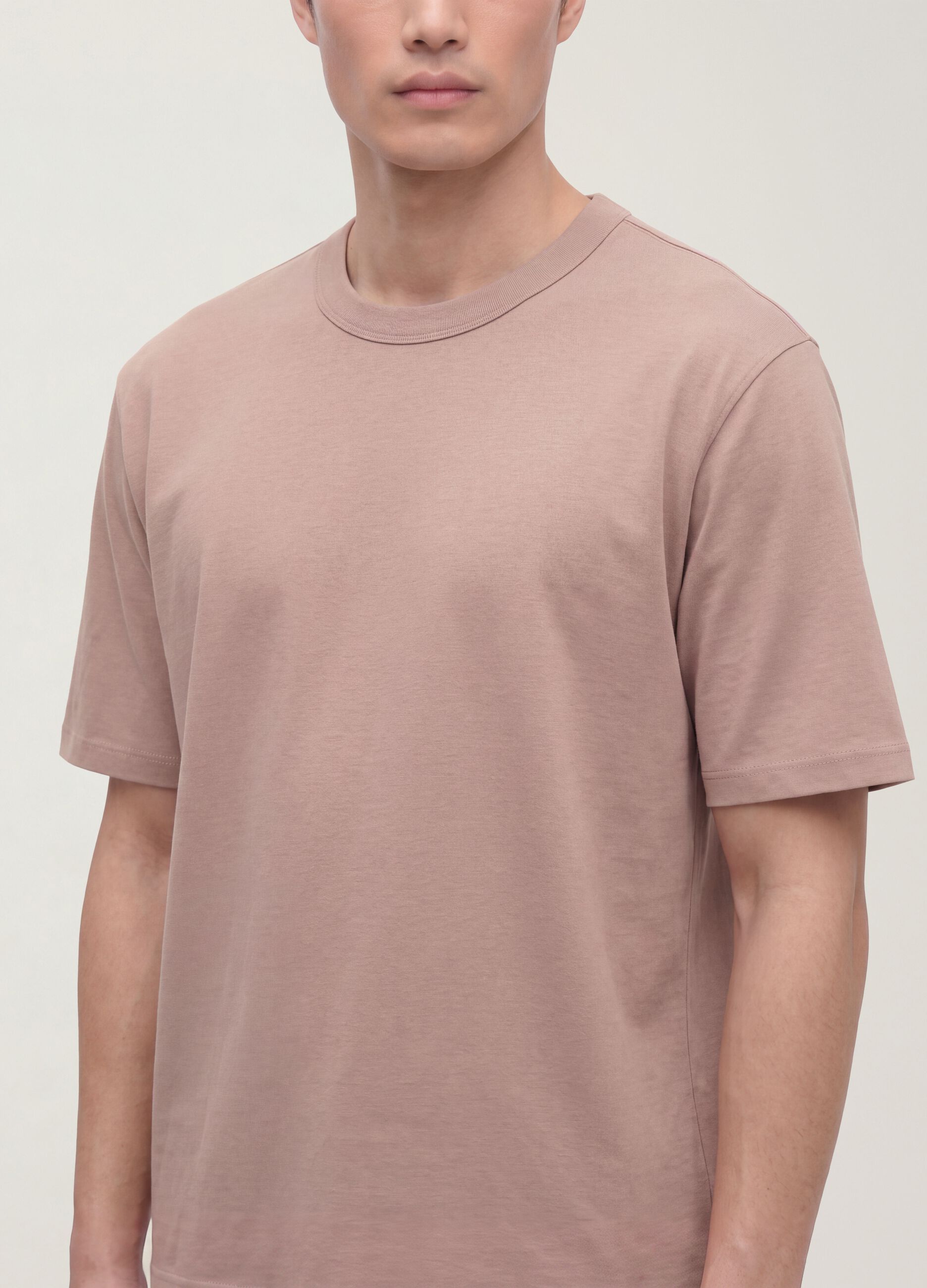 T-shirt rosa em algod&atilde;o puro com decote redondo, corte relaxed
