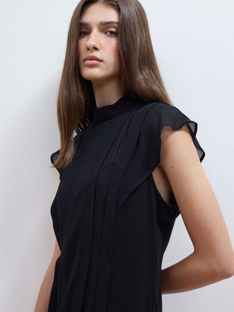 Black relaxed-fit dress with short ruffle sleeves_3
