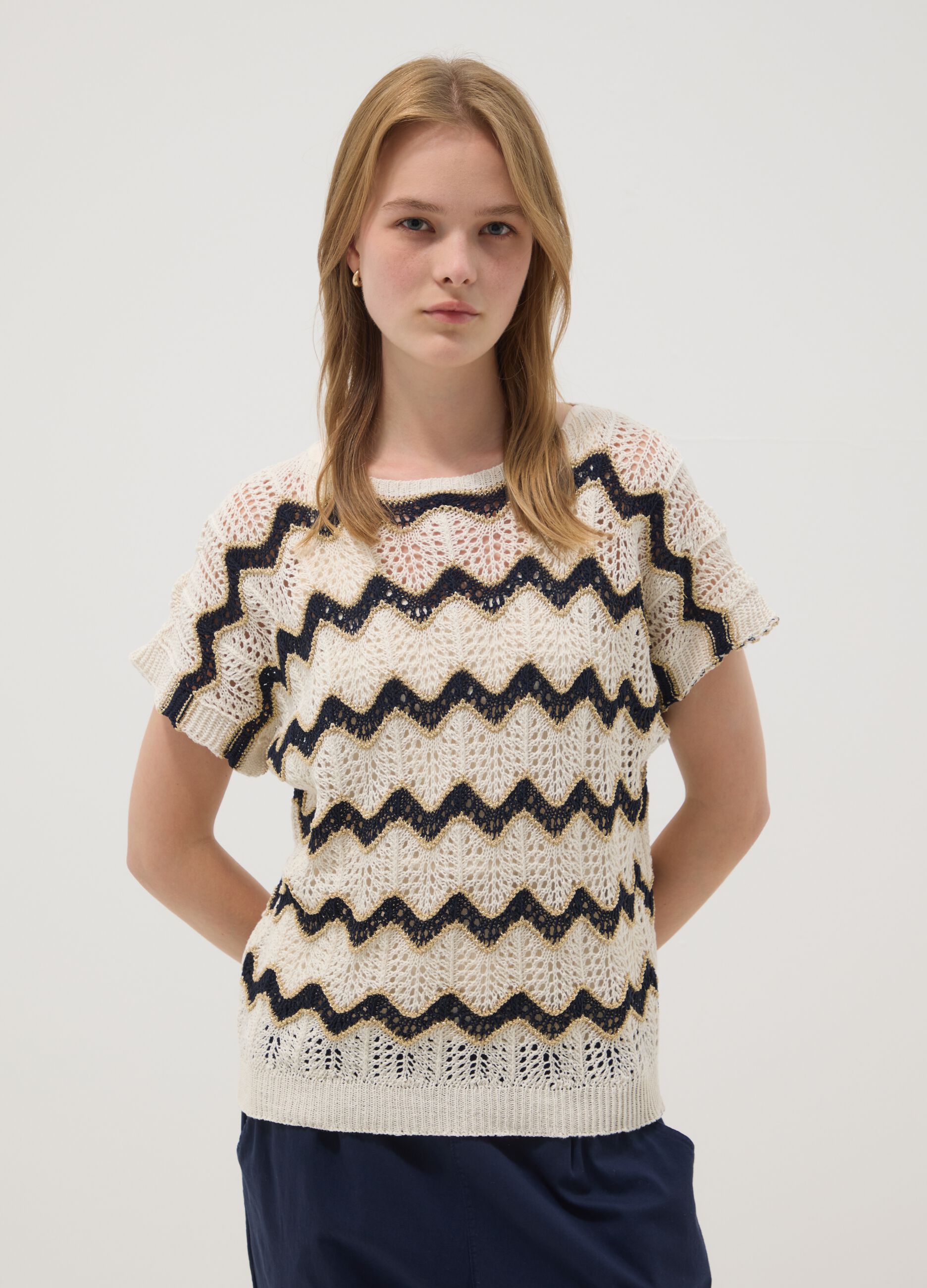 Beiges T-Shirt aus elastischer Baumwolle mit Lochstrickmuster