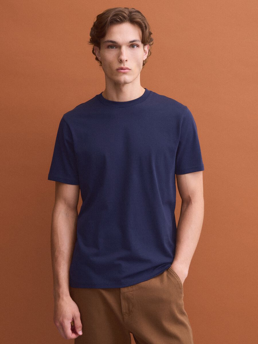 T-shirt azul em algod&atilde;o puro com gola redonda, corte regular_2