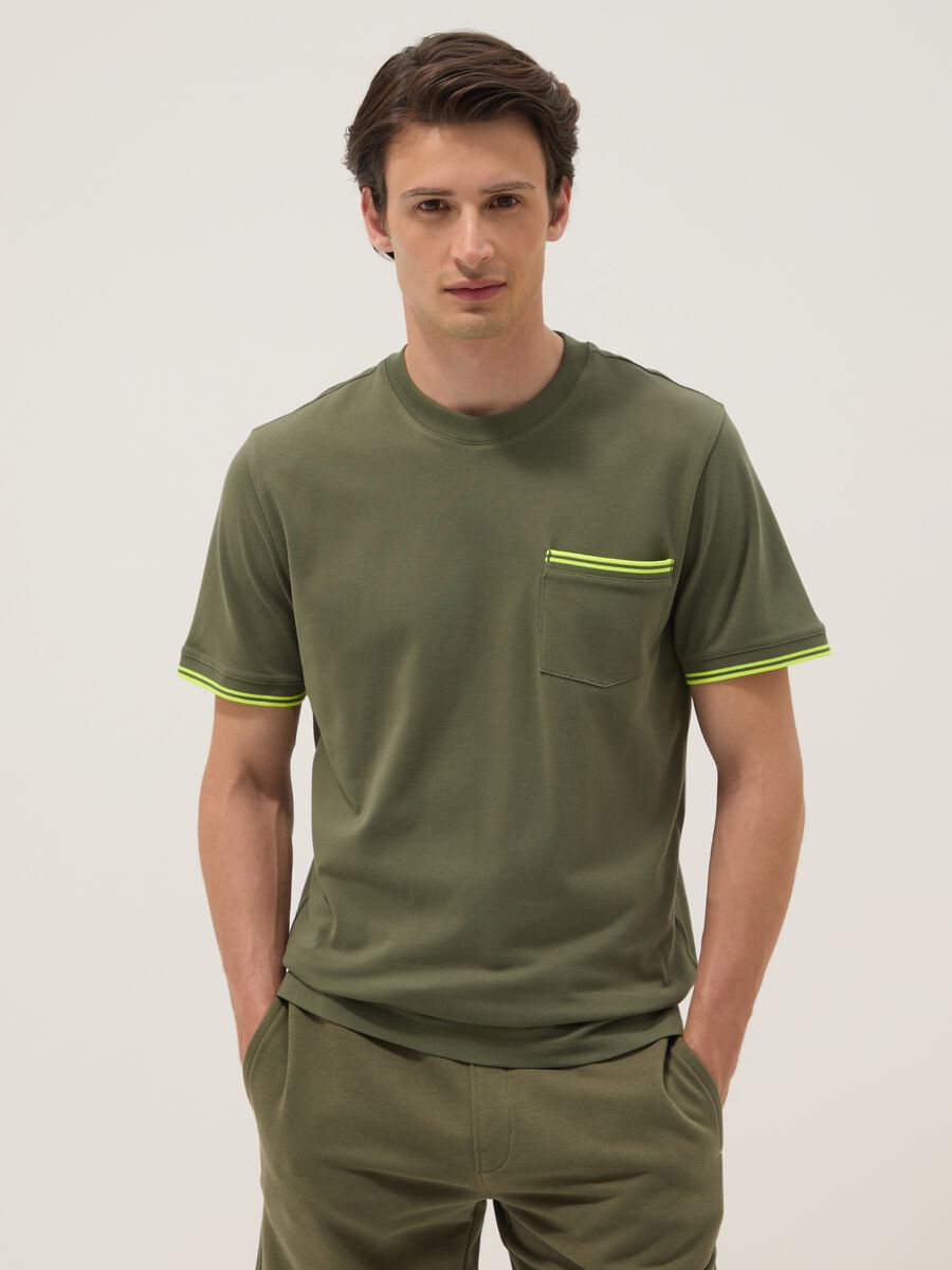 Gr&uuml;nes T-Shirt aus Stretch-Baumwolle mit Brusttasche_0