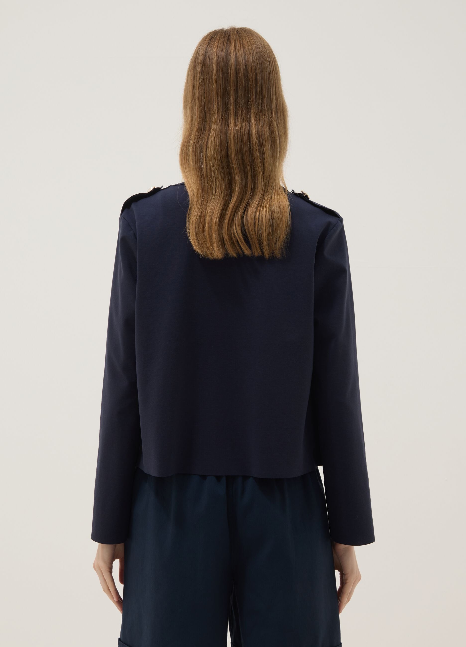 Casaco azul cropped em algod&atilde;o el&aacute;stico com bot&otilde;es decorativos, corte regular