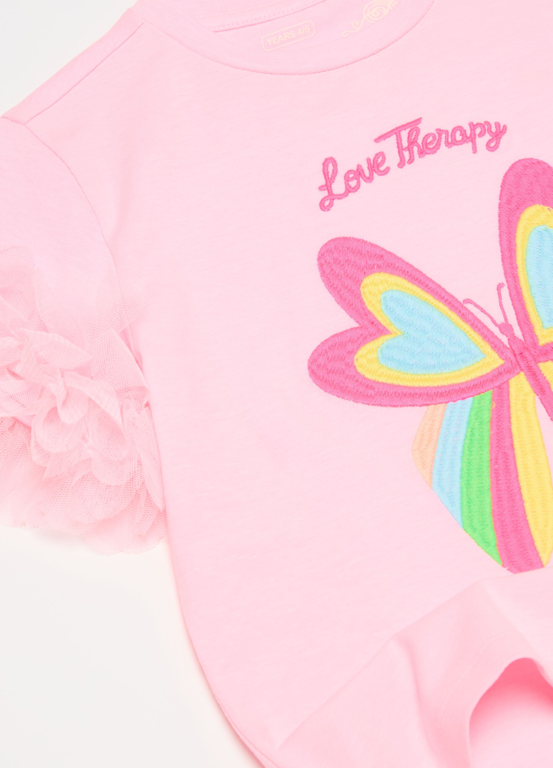 Camiseta con bordado mariposa y tul