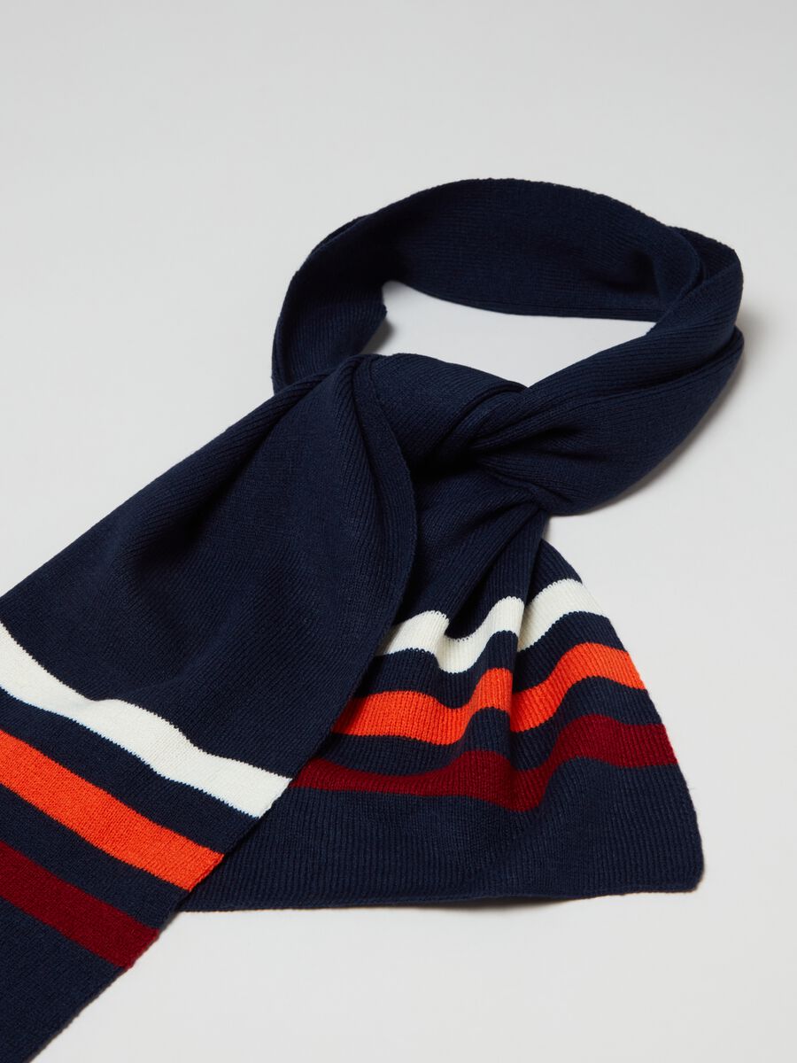 Scarf with striped pattern_1