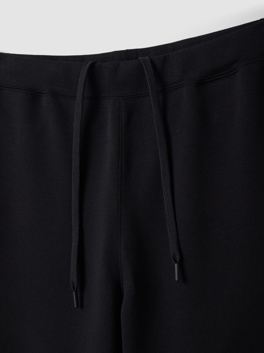 Schwarze Jogger in Regular Fit aus elastischem Easy-Dry-Gewebe_1