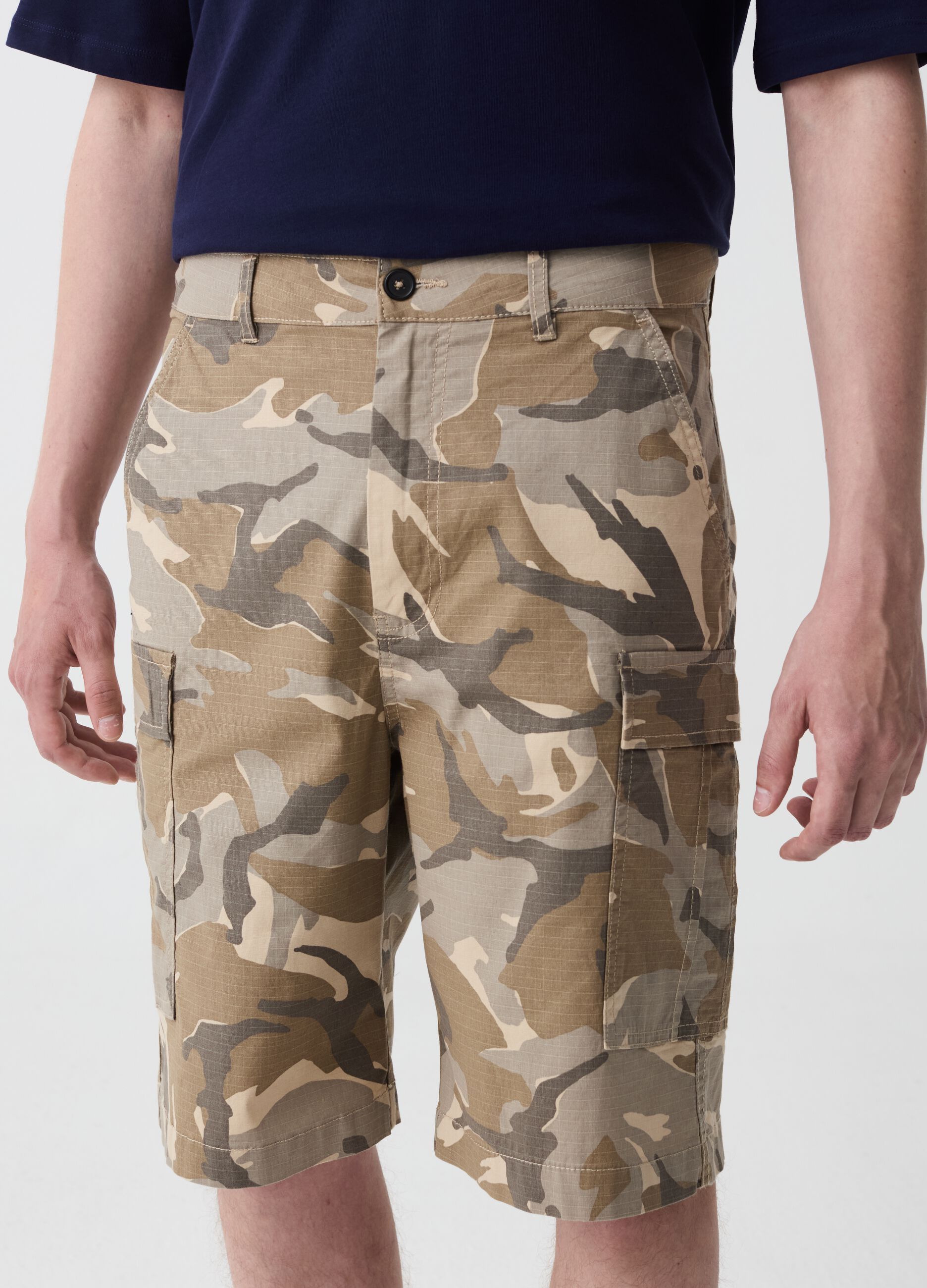 Camouflage cargo Bermuda shorts