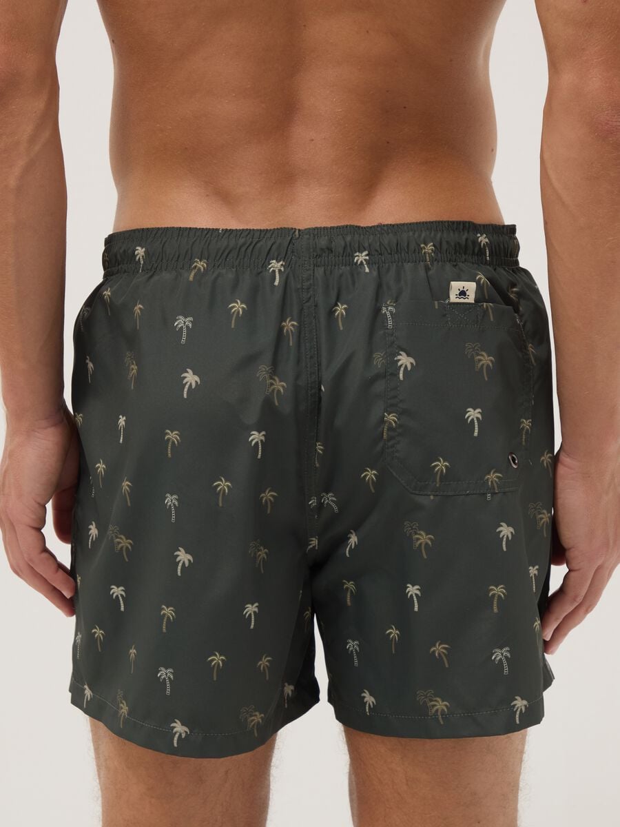 Green boxer swim shorts with palm print_2