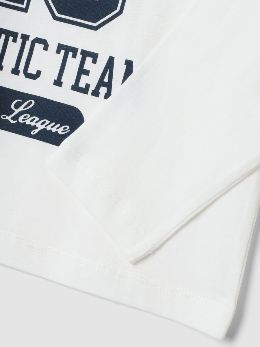 T-shirt bianca in puro cotone con stampa college regular fit_3