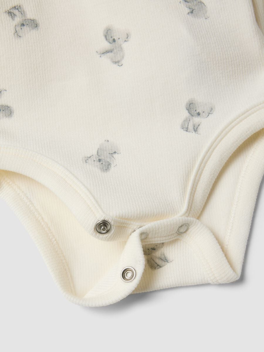 Weisses Set aus Bio-Baumwolle und elastischem Lyocell mit Koala-Prints_3