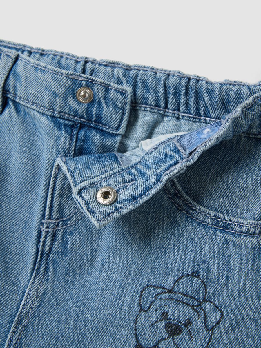 Jeans denim azzurri in misto cotone e viscosa con stampe college_2