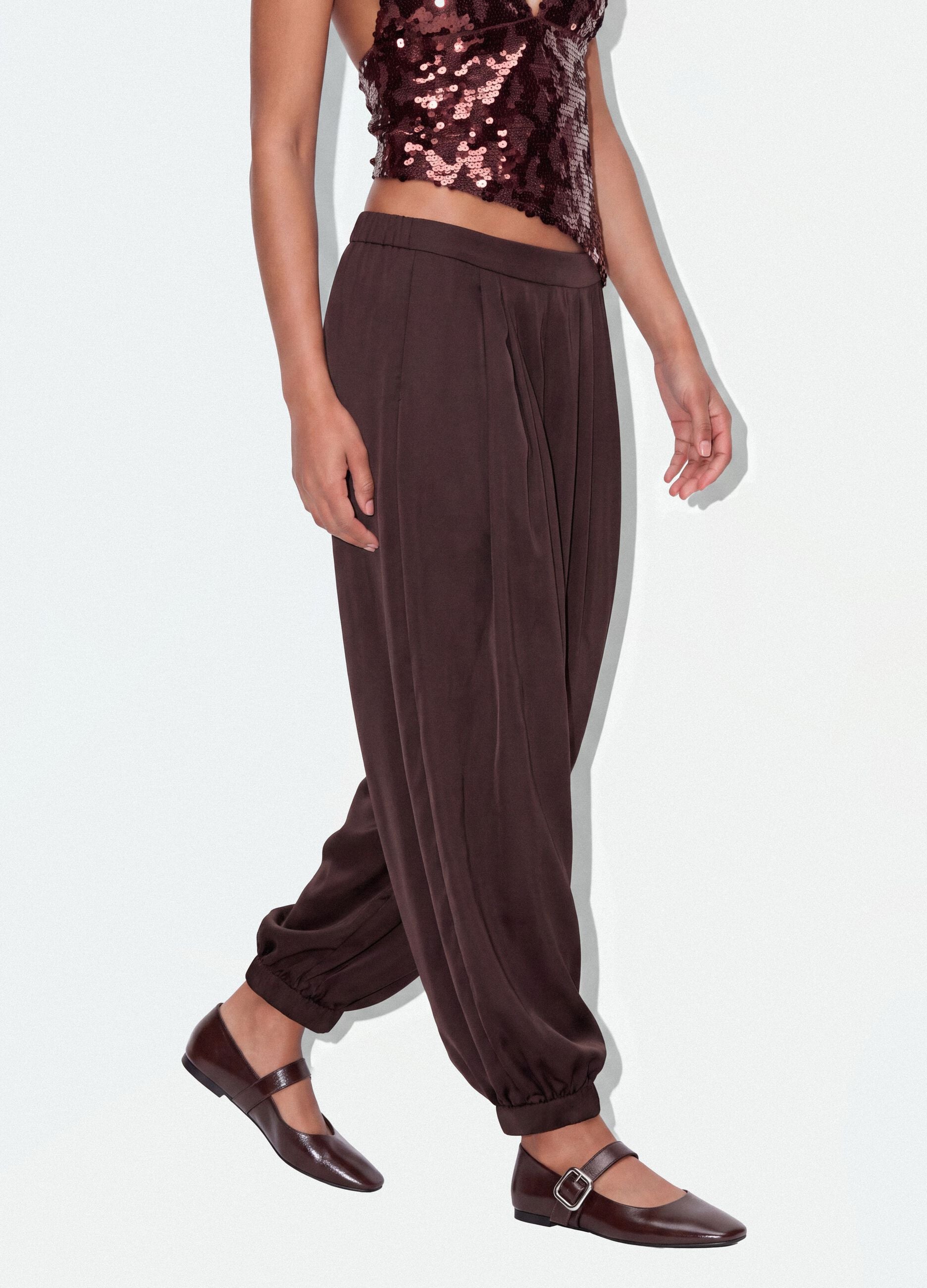 Brown baggy-fit trousers with elasticated cuffs