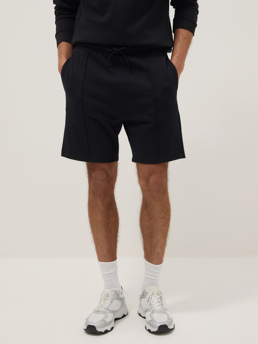 Schwarze Regular-Fit-Shorts aus Baumwollmix mit Kordelzug_1