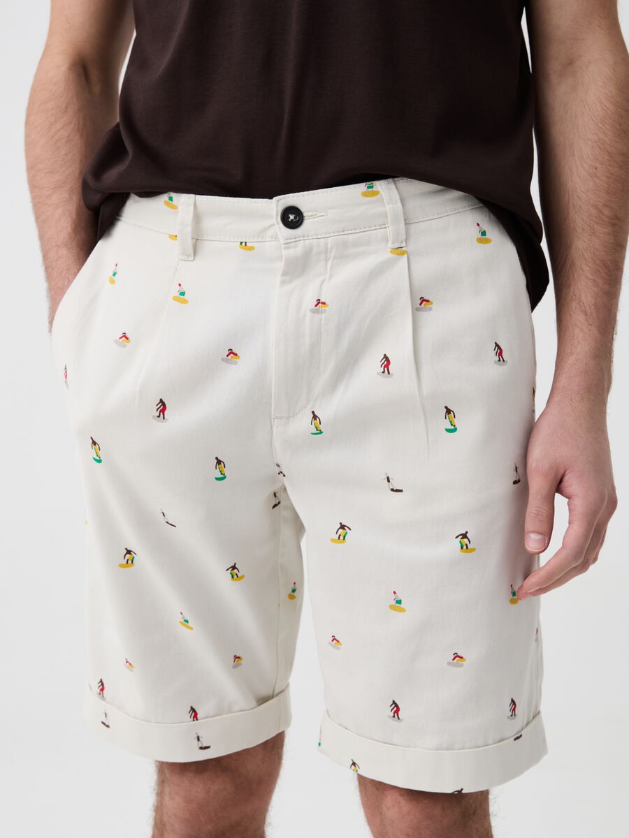 Chino Bermuda shorts with surf print_1