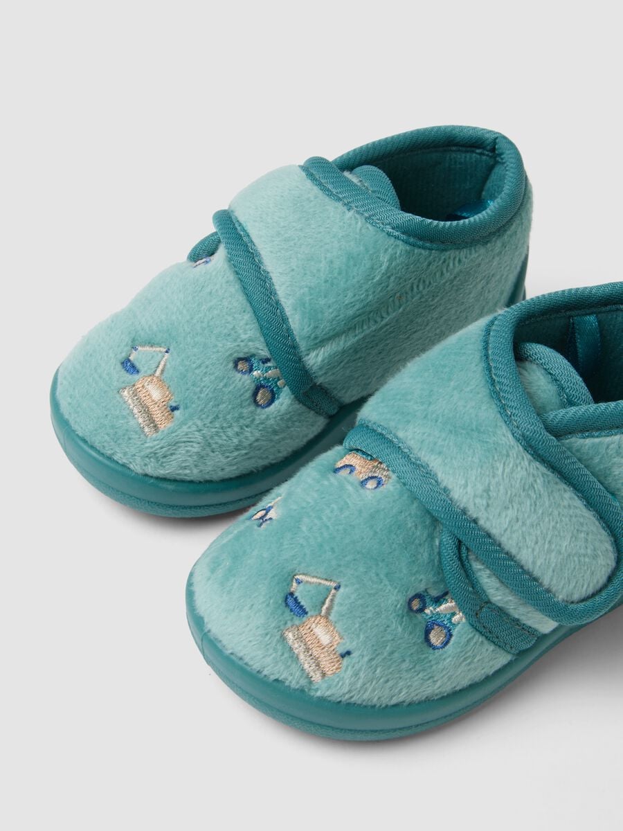Green baby slippers with hook-and-loop fastening and embroidery_1
