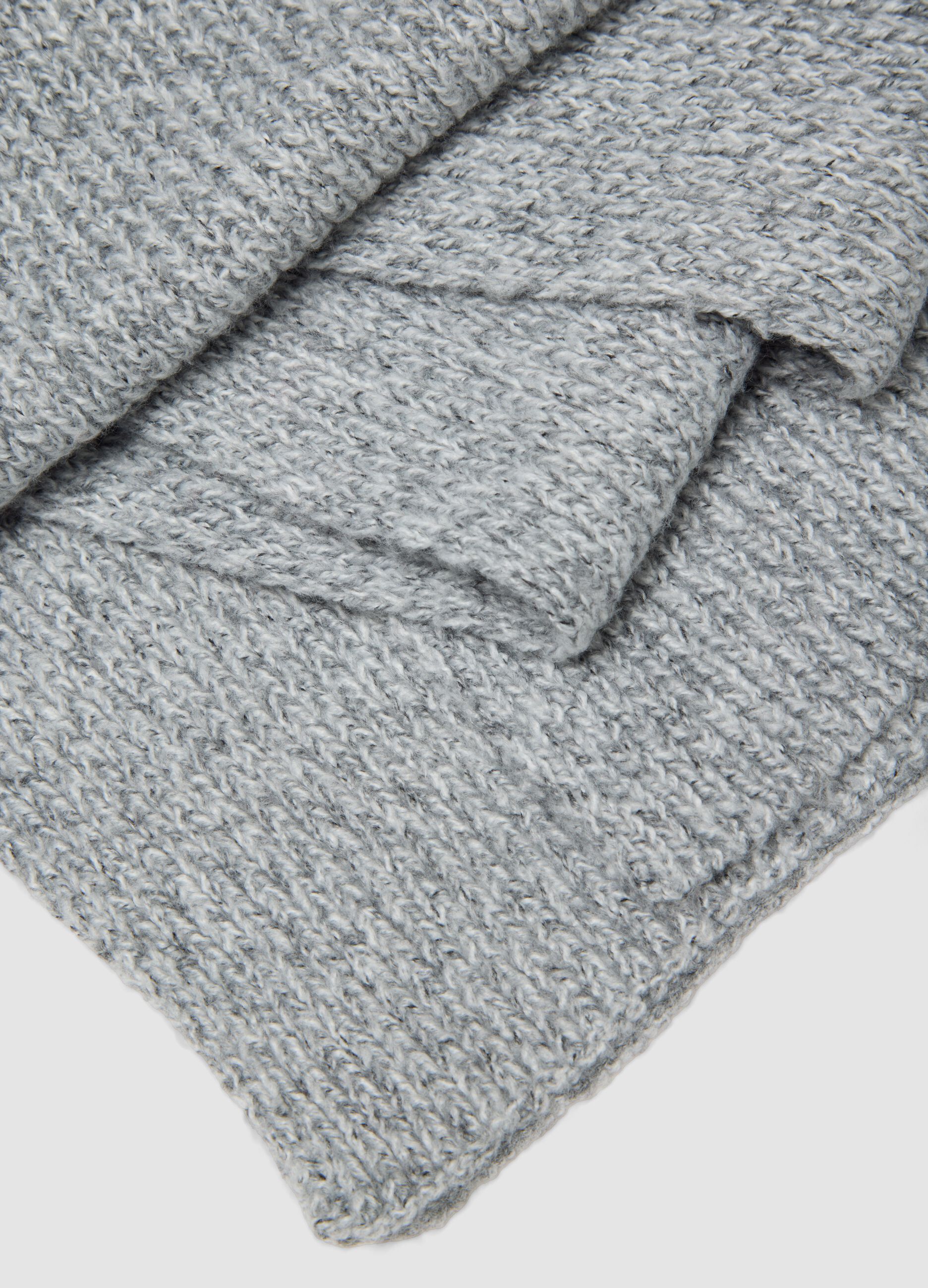 Light grey rib-knit scarf