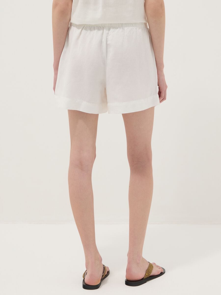 Short blanco de mezcla de lino y viscosa con cintura el&aacute;stica, corte regular_2