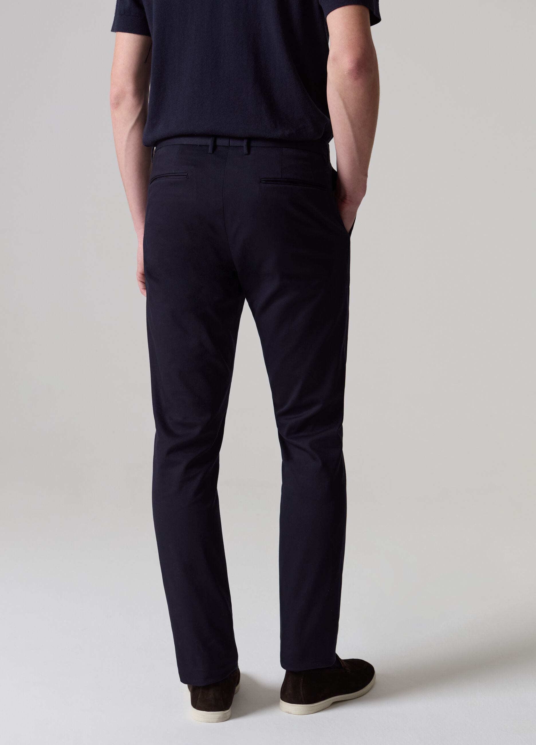 Contemporary chino trousers with five pockets