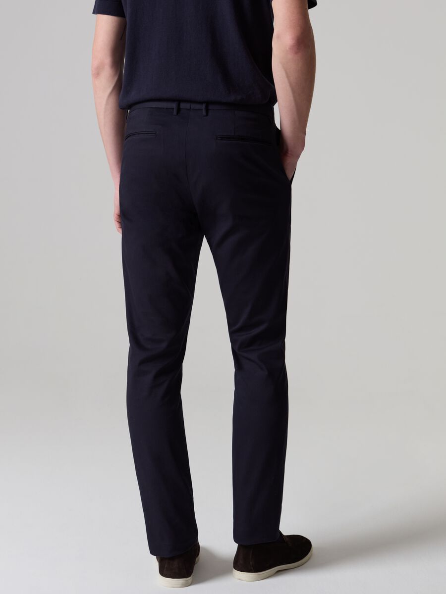 Contemporary City chino trousers with five pockets_2