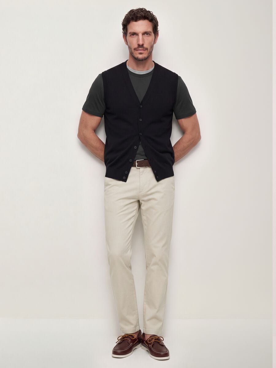 Colete preto em mistura de viscose com decote em V profundo, corte regular_1