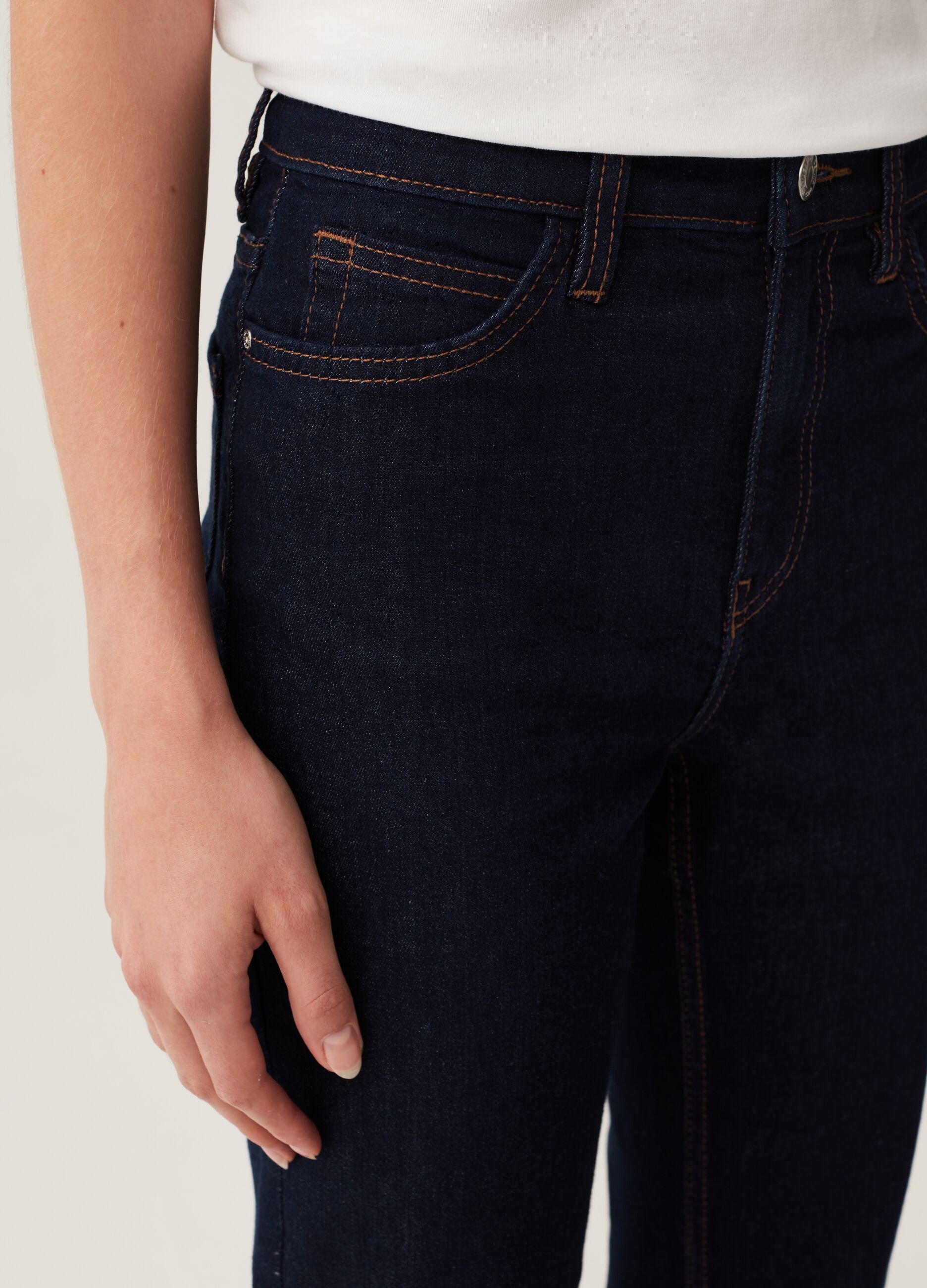 Flare-fit, high-rise jeans with fading_3