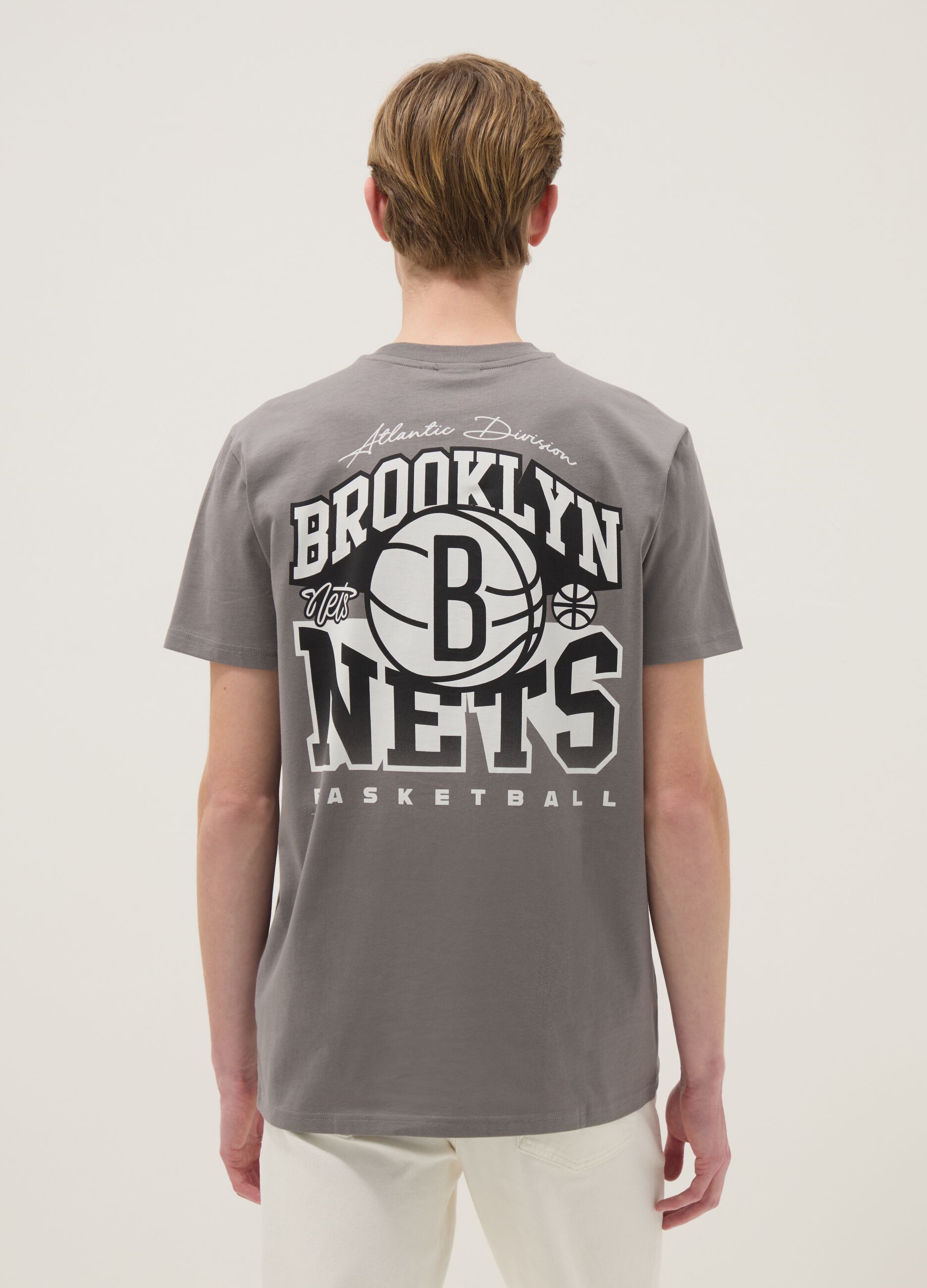 Camiseta gris de puro algod&oacute;n, ajuste regular con estampado de Brooklyn Nets
