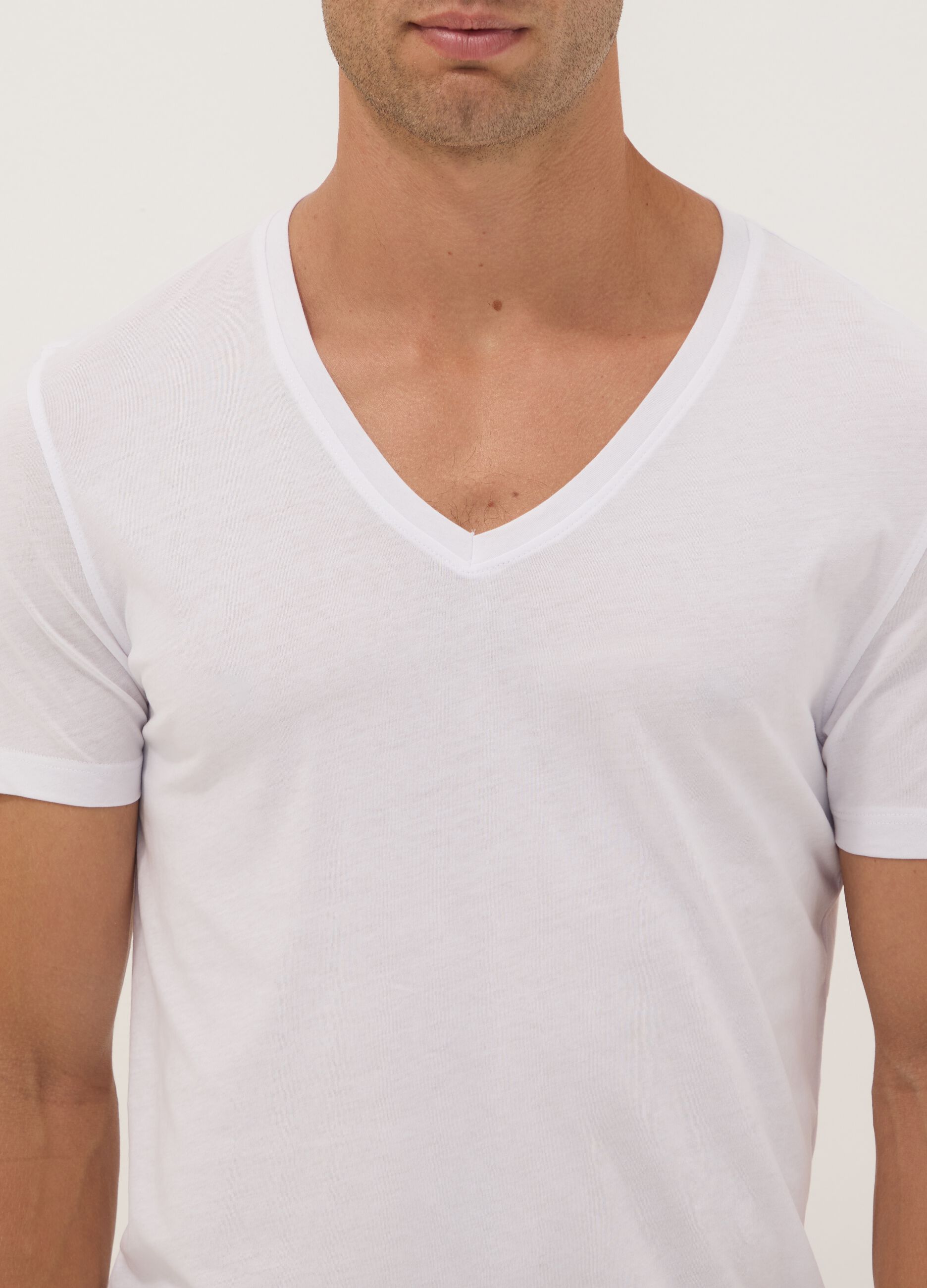 2-pack of white pure extra-fine cotton T-shirts with deep V-neck