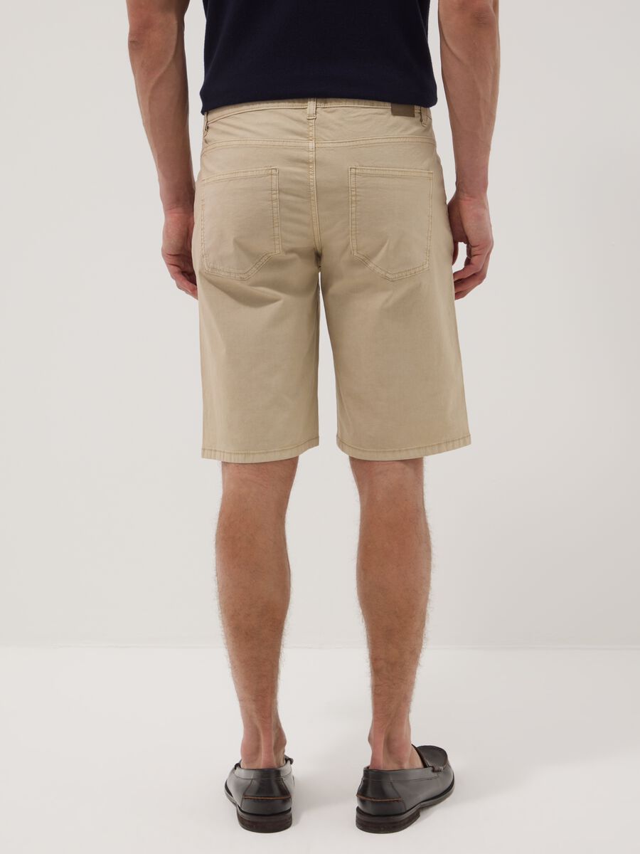 Beige stretch cotton five-pocket Bermuda shorts_3