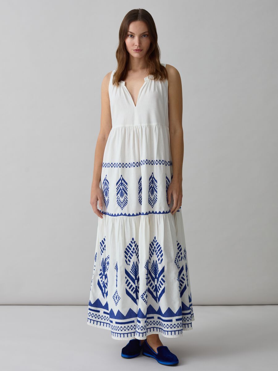Long sleeveless dress with ethnic embroidery_0