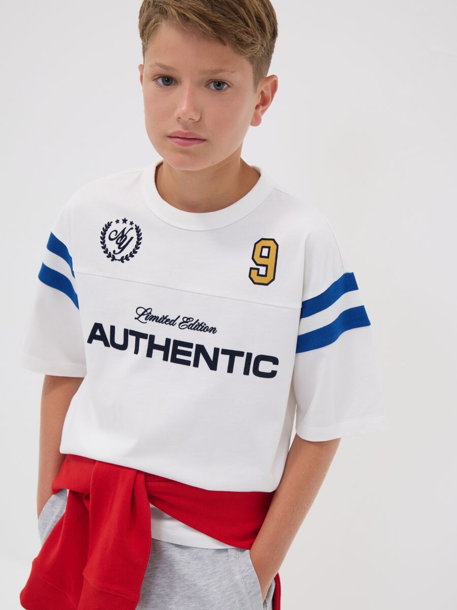 &Lambda;&epsilon;&upsilon;&kappa;ό T-shirt relaxed fit &alpha;&pi;ό &alpha;&gamma;&nu;ό &beta;&alpha;&mu;&beta;ά&kappa;&iota; &mu;&epsilon; &sigma;&tau;&rho;&omicron;&gamma;&gamma;&upsilon;&lambda;ή &lambda;&alpha;&iota;&mu;ό&kappa;&omicron;&psi;&eta; &kappa;&alpha;&iota; &sigma;&tau;ά&mu;&pi;&alpha; &gamma;&iota;&alpha; &alpha;&gamma;ό&rho;&iota;&alpha;_1