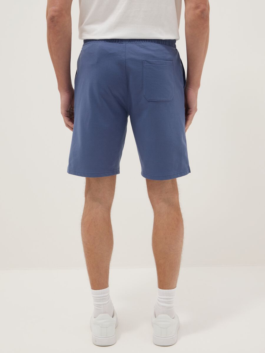 Blue cotton blend regular fit shorts_3