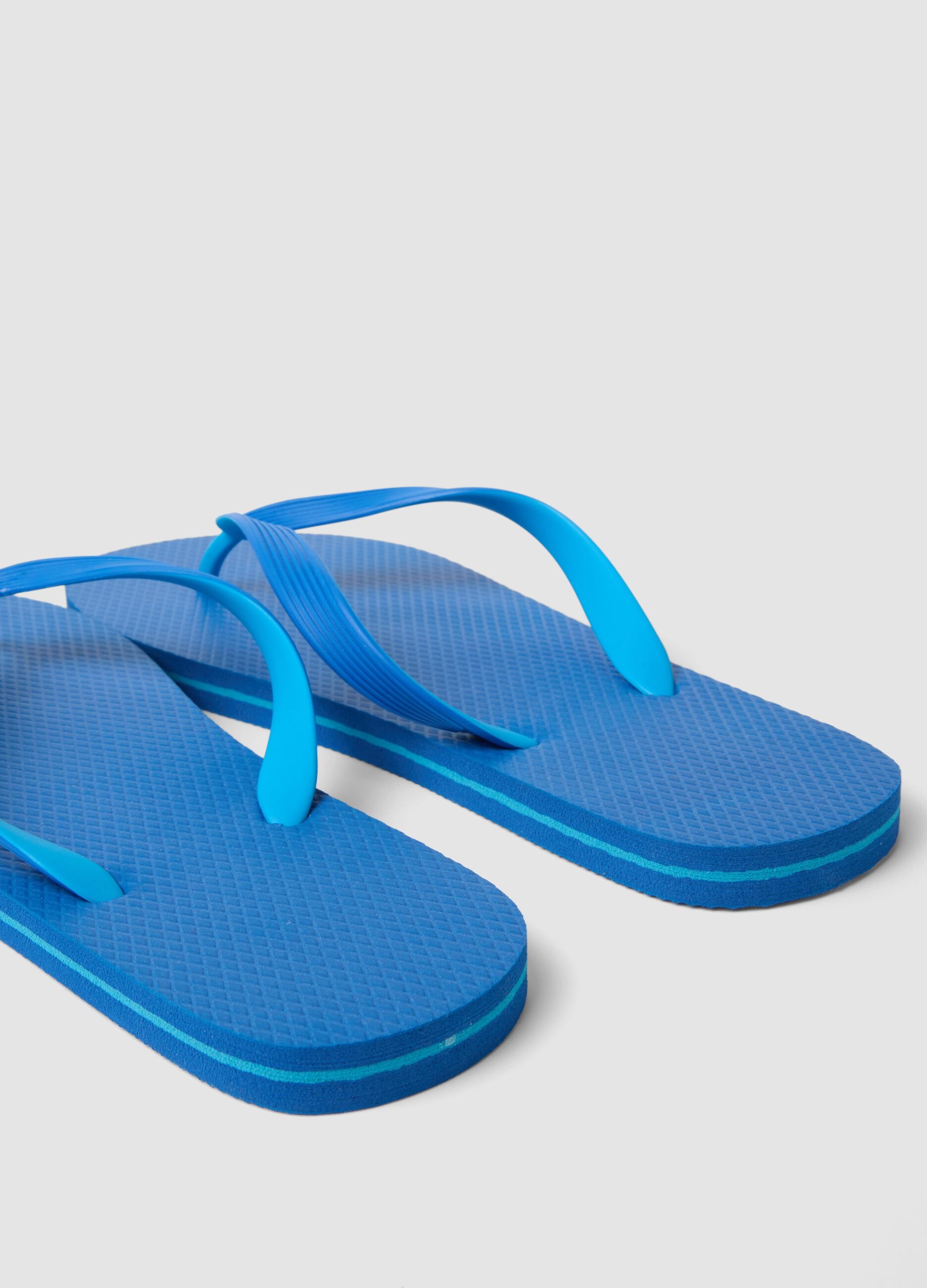 Blaue Zehentrenner f&uuml;r den Strand