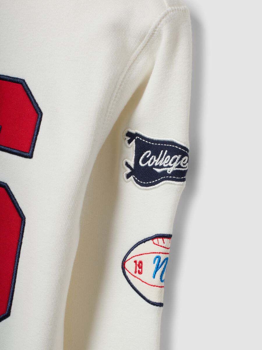 White cotton-blend sweatshirt with college print for boys_2