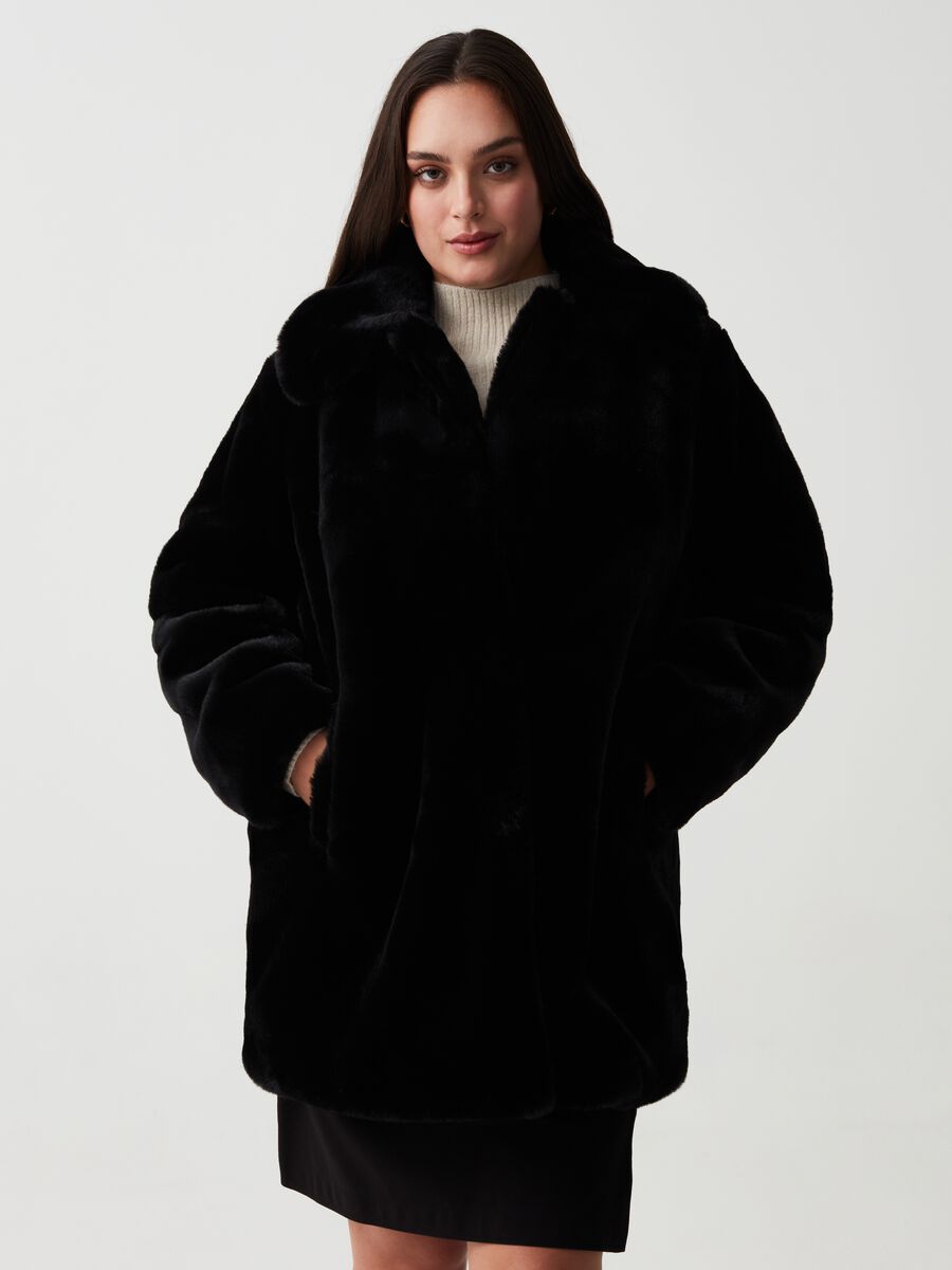 Curvy coat in faux fur with hood_1