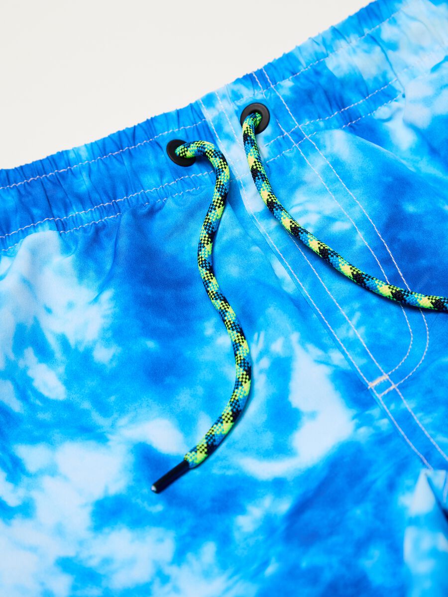 Swimming trunks with tie-dye pattern_2