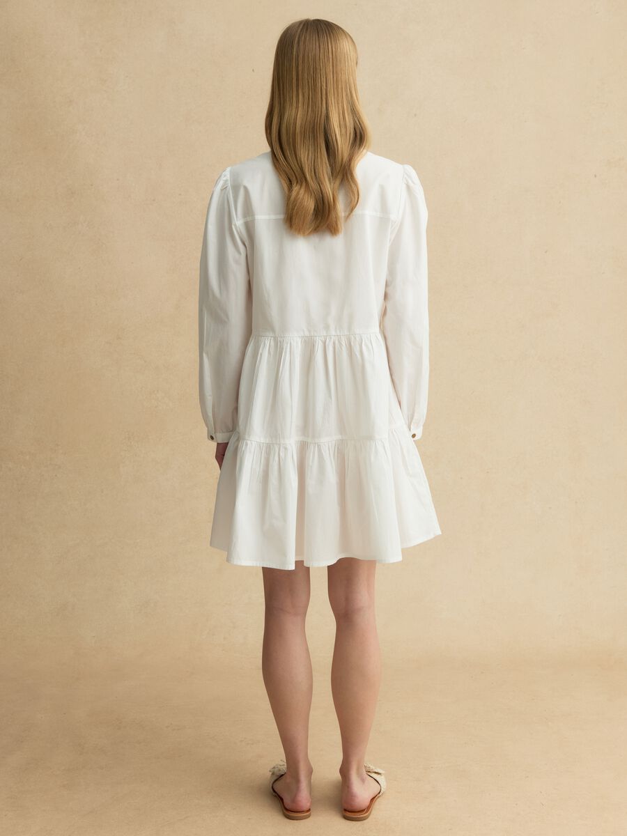 Wei&szlig;es Kleid aus reiner Baumwolle mit tiefem V-Ausschnitt_3