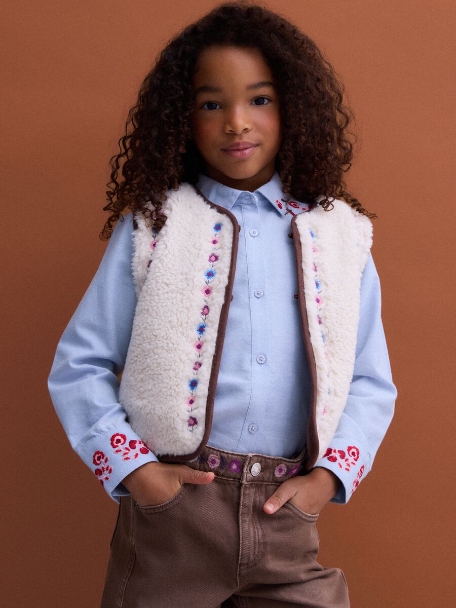 Wei&szlig;er Rundhals-Gilet mit Blumenstickerei, Regular Fit_1