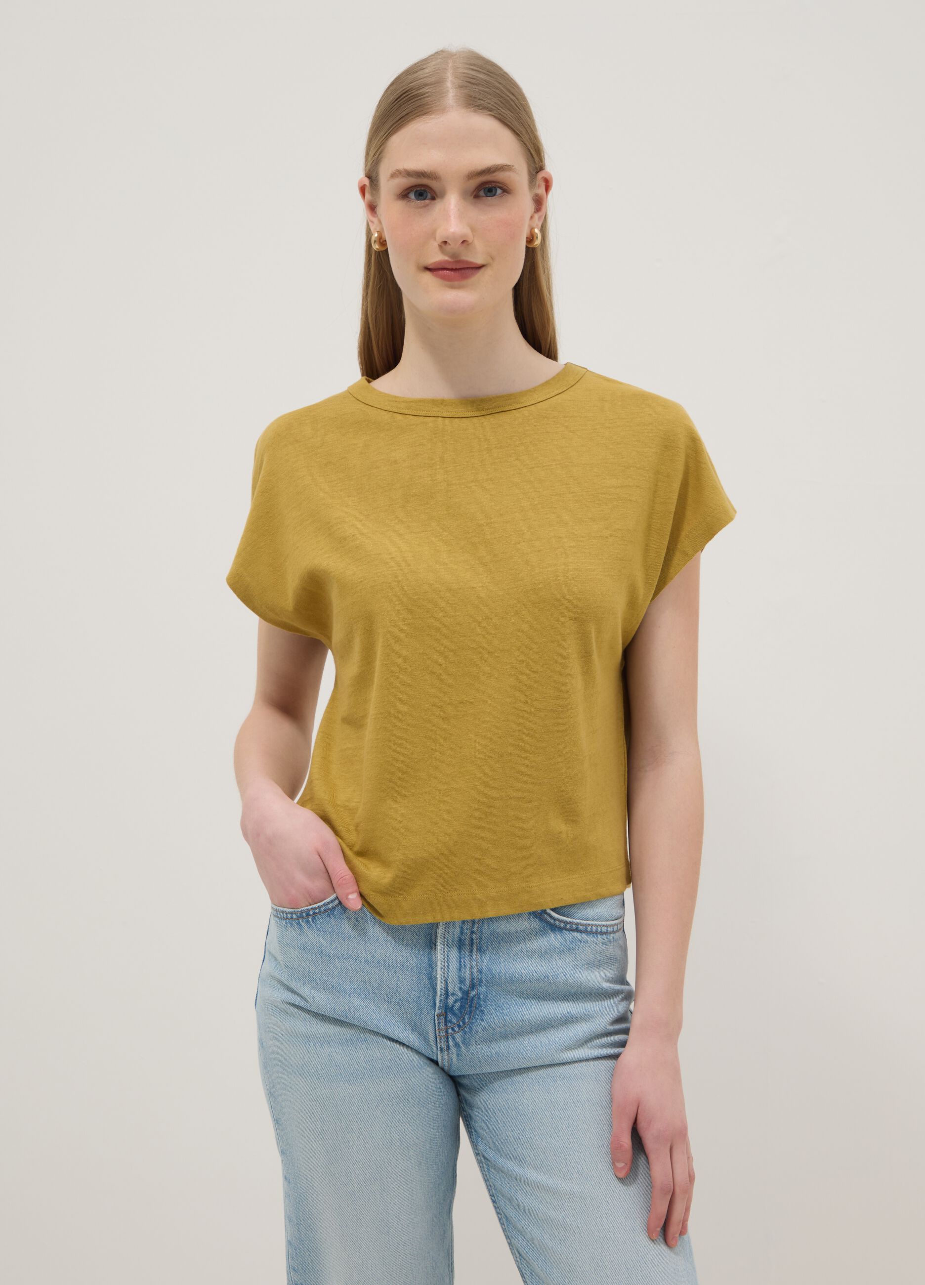 T-shirt verde de manga curta em mistura de algod&atilde;o e linho, corte regular