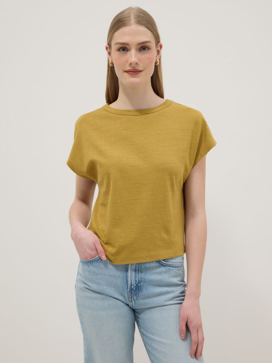 T-shirt verde de manga curta em mistura de algod&atilde;o e linho, corte regular_0