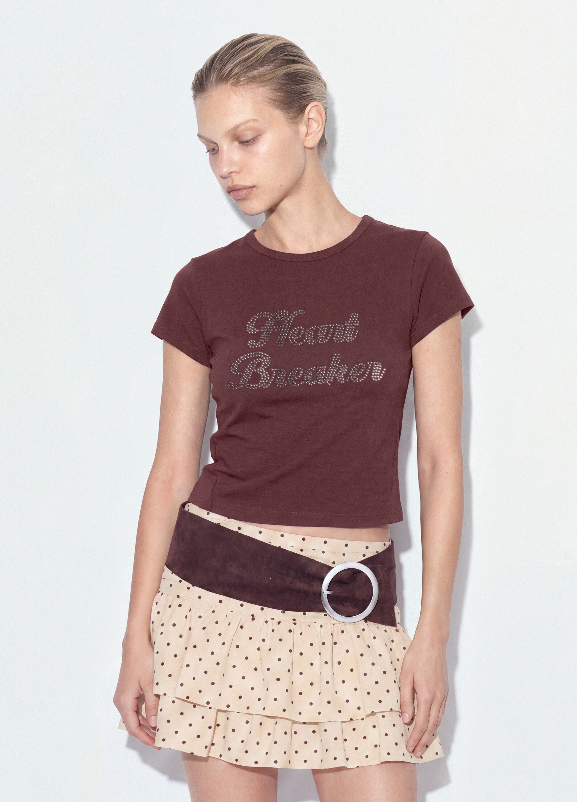 Braunes, figurbetontes T-Shirt aus Stretch-Baumwolle mit Strass-Applikationen