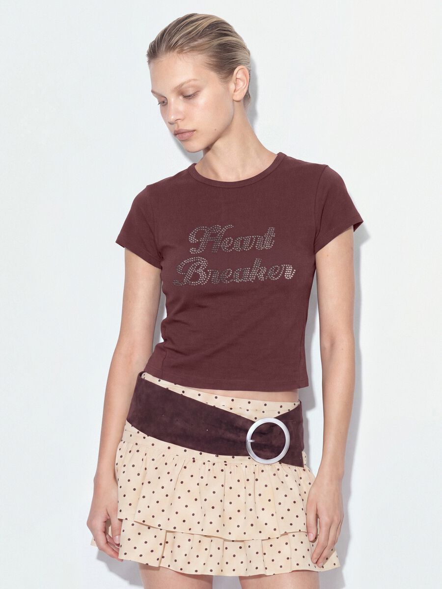 Braunes, figurbetontes T-Shirt aus Stretch-Baumwolle mit Strassapplikationen_0