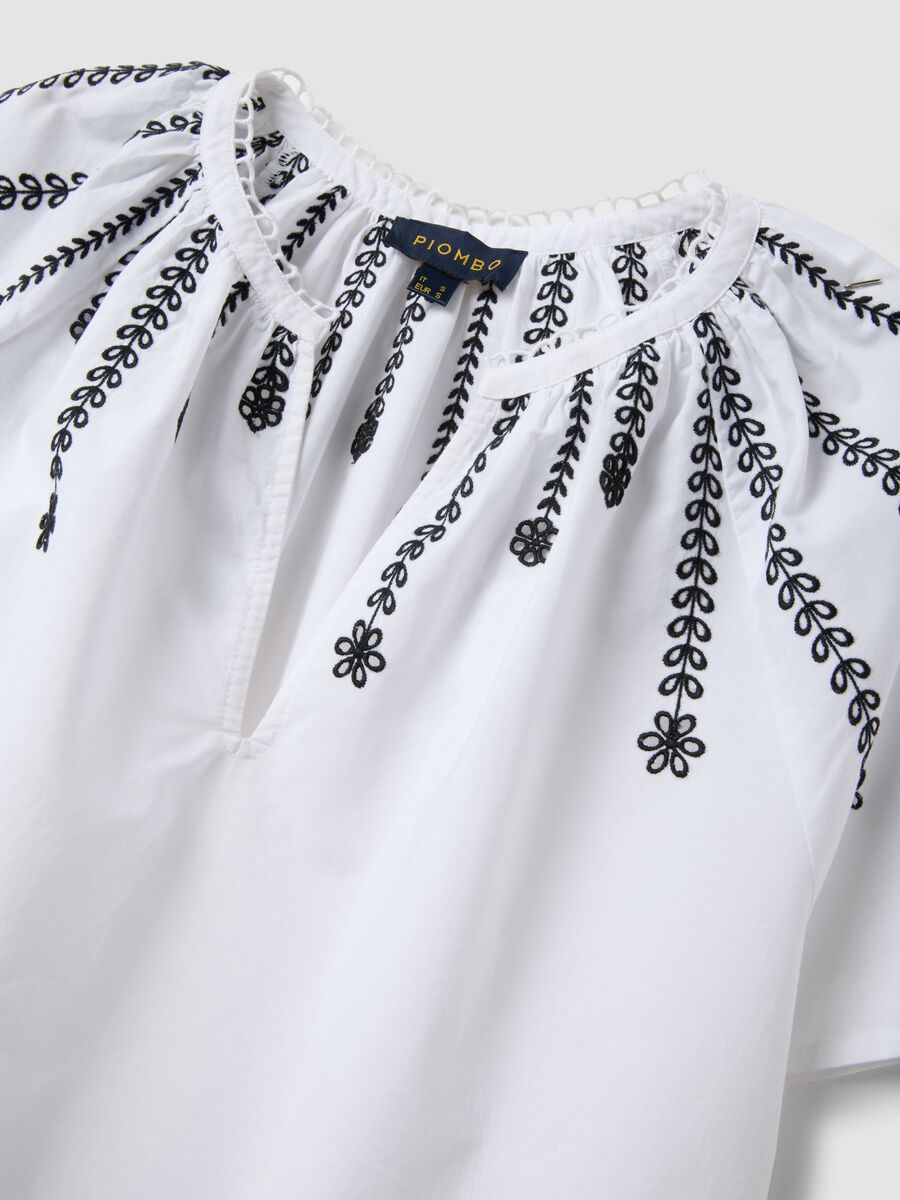 Camisa blanca de puro algod&oacute;n con bordados_5
