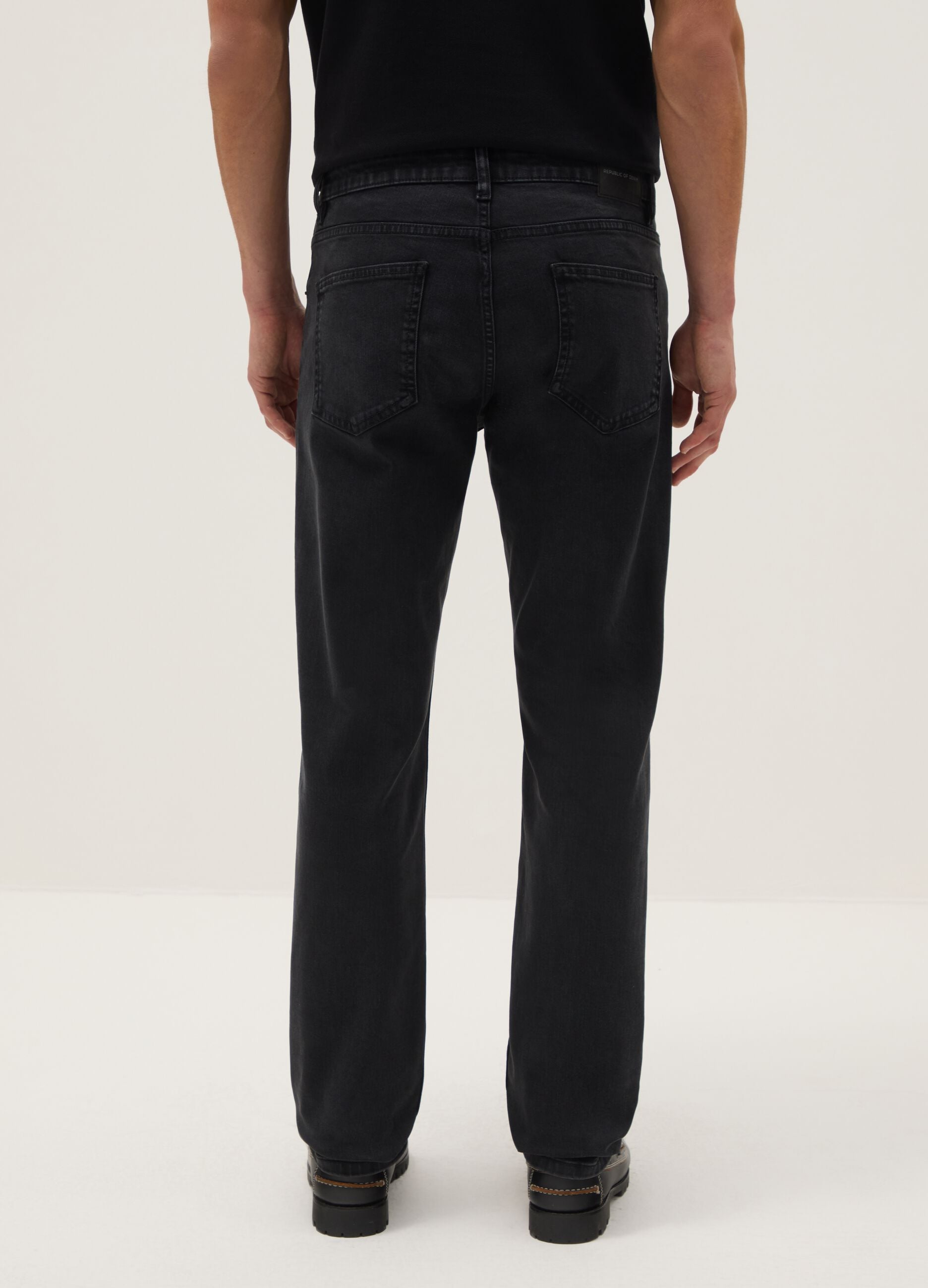 Schmal geschnittene schwarze Denim-Jeans