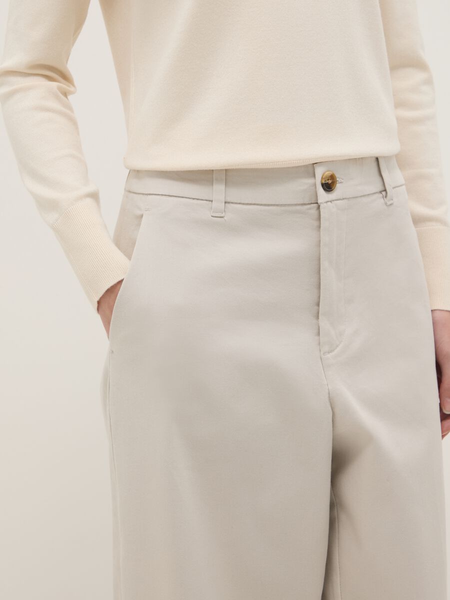 Beige wide-leg stretch cotton chino trousers regular fit_3