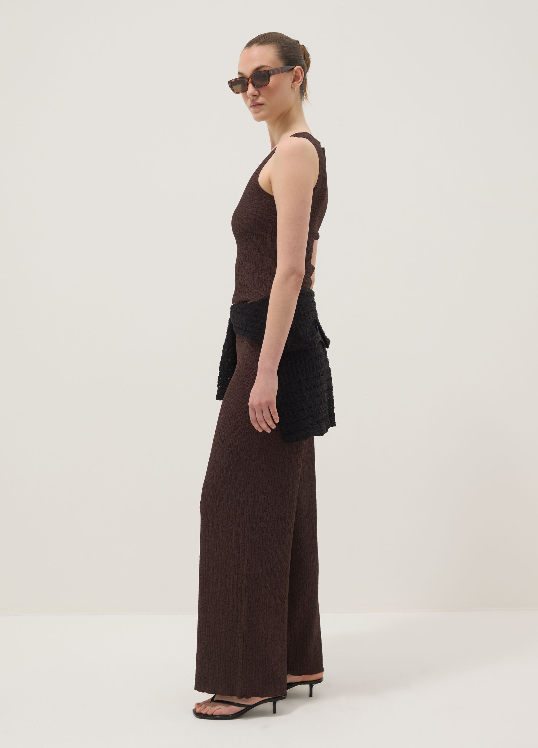 Pantal&oacute;n marr&oacute;n wide leg el&aacute;stico con textura arrugada