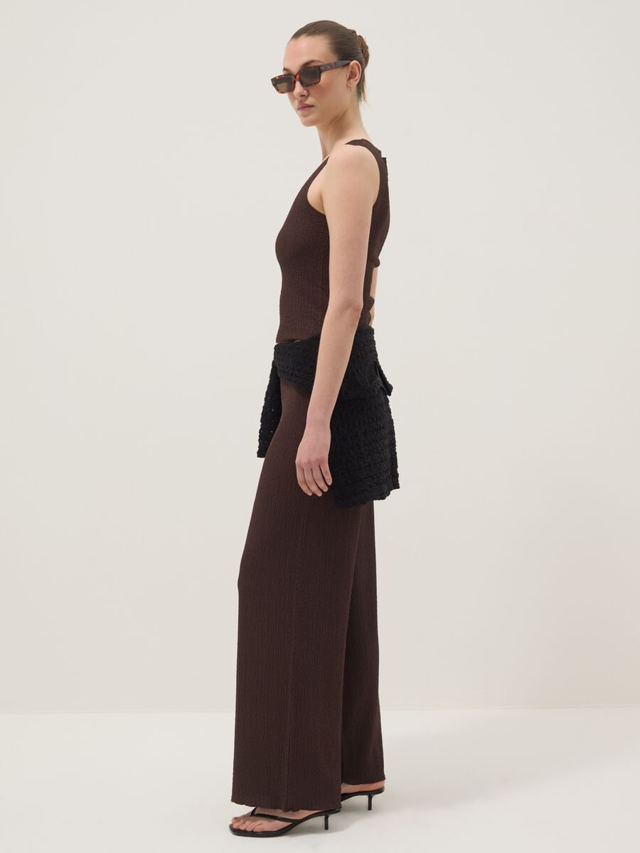 Braune Wide-Leg-Hose aus Stretchstoff mit Crinkle-Textur_3