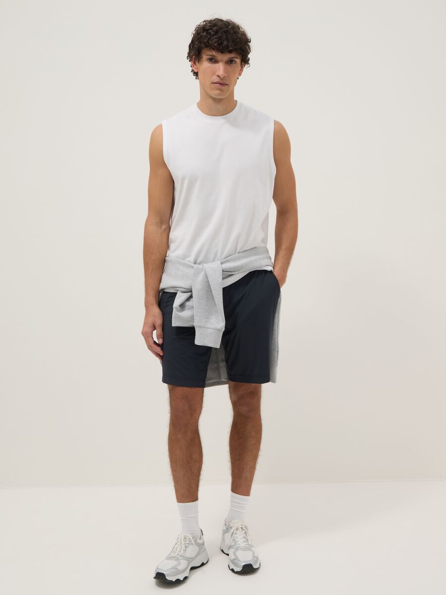 Bermudas chino azuis em tecido el&aacute;stico, corte regular_1